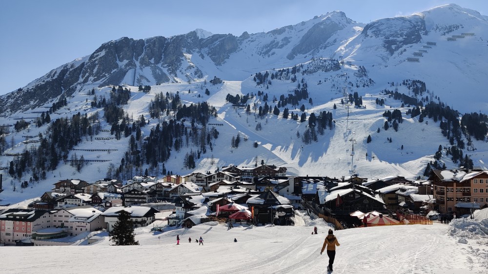Het dorp Obertauern met pistes in de winter.